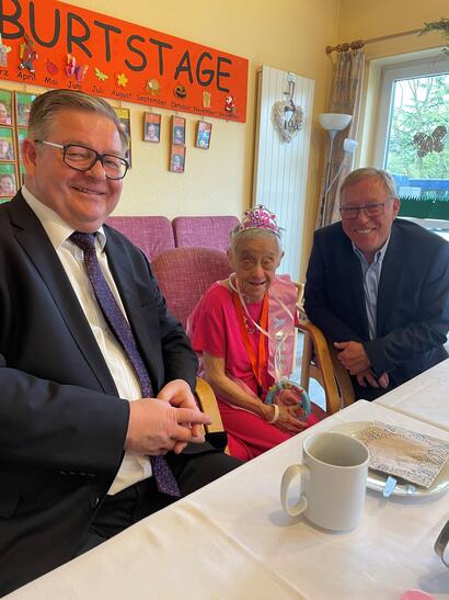 Der Oberhausener Bürgermeister Werner Nakot und der Lebenshilfe Oberhausen Vorstandsvorsitzende Jürgen Fischer kamen, neben vielen anderen Gästen, um Frau Fuchs zu gratulieren.